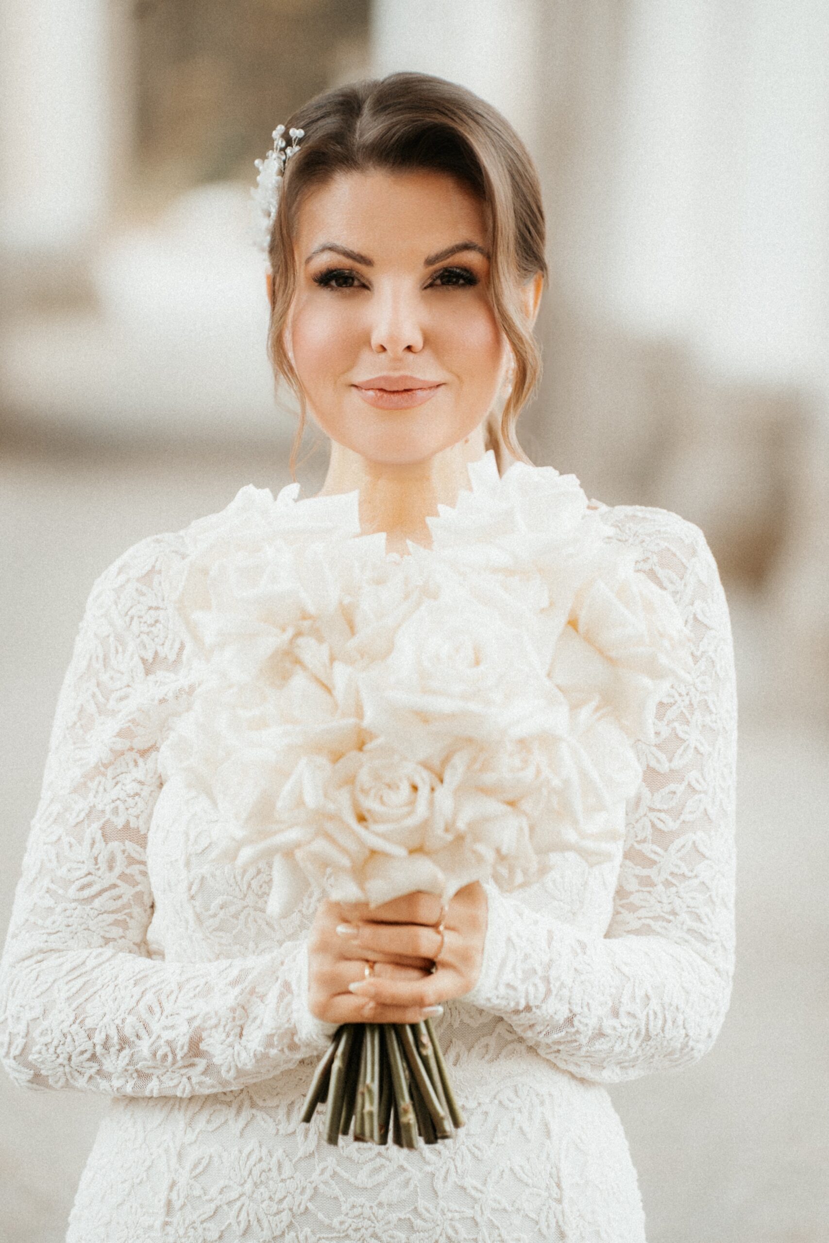 Braut geschminkt mit Brautfrisur in einer schönen Hochzeitslocation in Brautkleid mit wunderschönem Licht