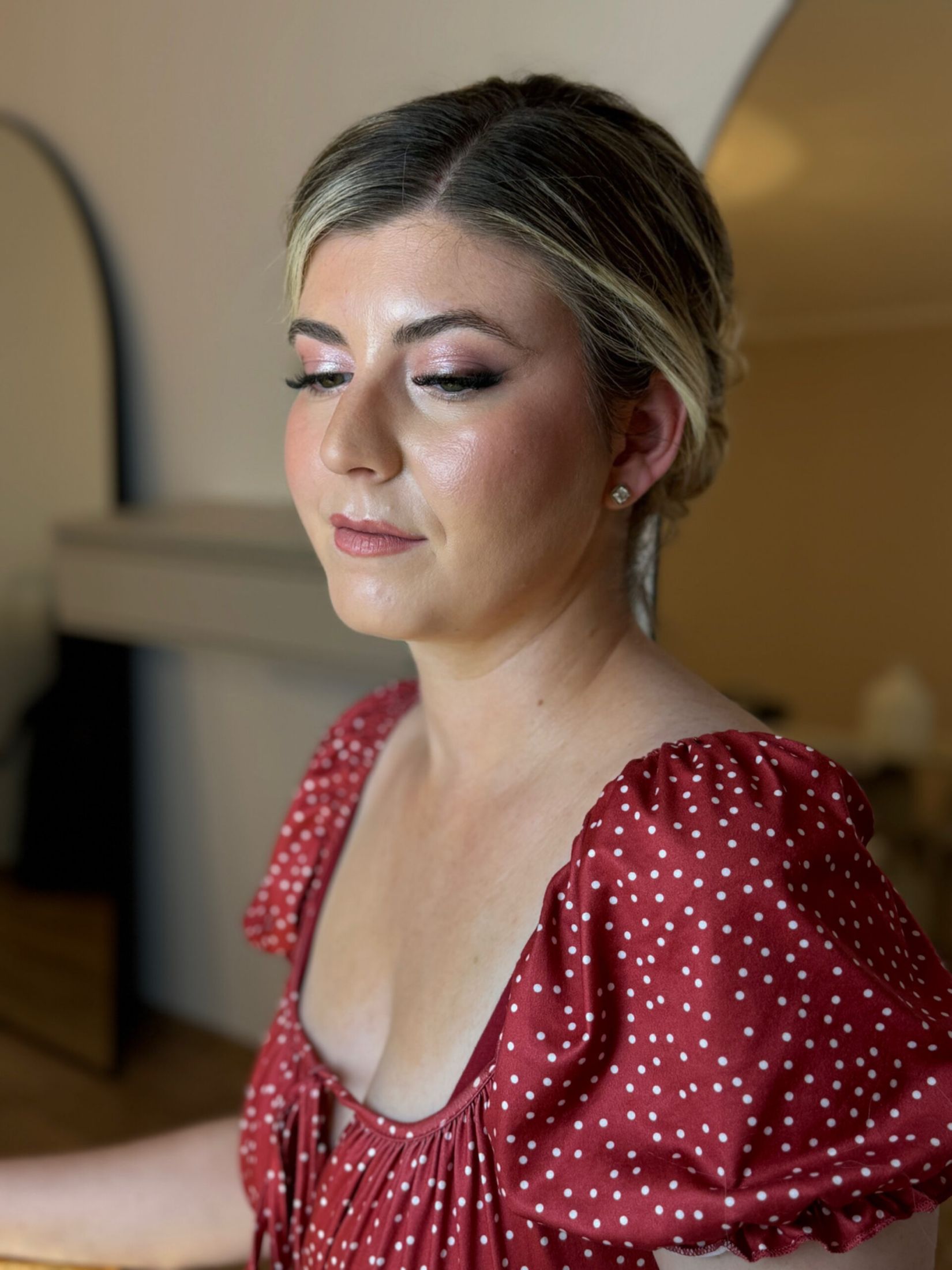 Elegantes Beauty Make-up mit natürlichem Glow – Visagistin Linz